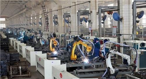 富士康開啟熄燈工廠時(shí)代 機(jī)器人引領(lǐng)智能化轉(zhuǎn)型與推廣